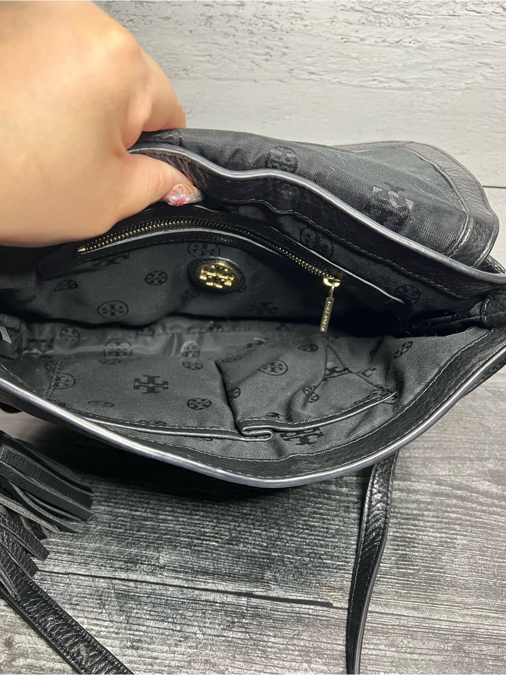 Tory Burch Black Pebbled Leather Logo Crossbody - Picture 4 of 9